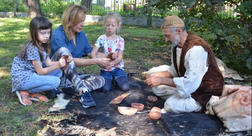 Wizyta w neolitycznej osadzie. Piknik  Archeologiczny Praosada Rydno
