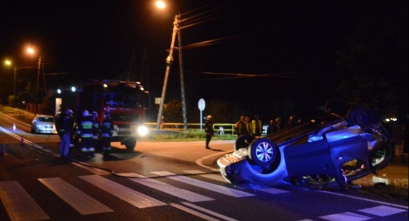 Groźny wypadek z Brześciu. Auto na dachu 