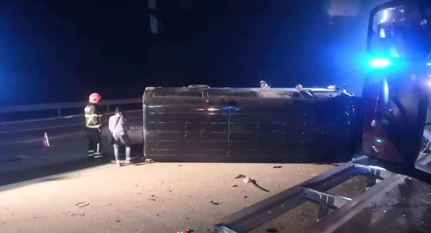 Wypadek na S7. Bus i osobowy rozbite!