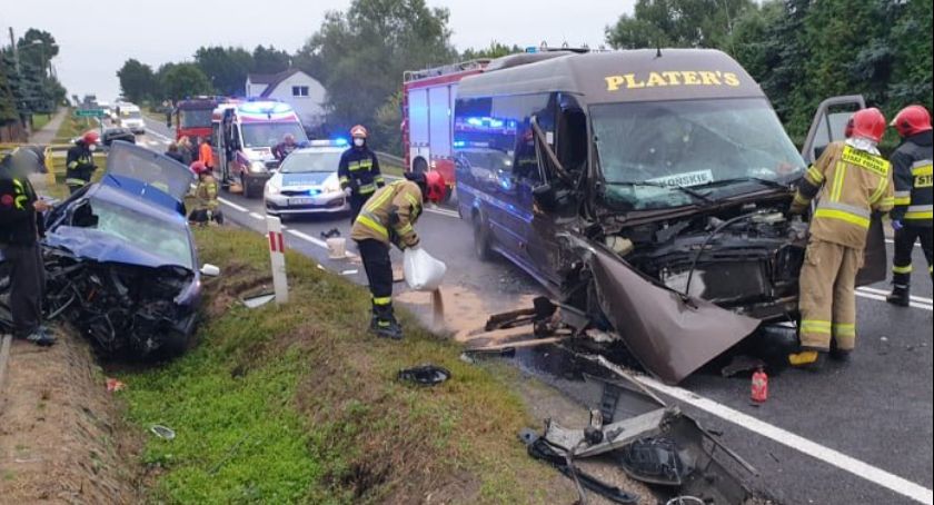 Wypadek busa kursowego z osobówką na drodze krajowej nr 42 w Bliżynie