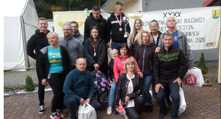 Biegali przełaje w Jastarni. Trzecie miejsce skarżyskich kolejarzy w Polsce. 