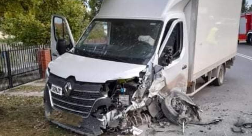  Czołowe zderzenie w Suchedniowie. Policjanci i strażacy na miejscu