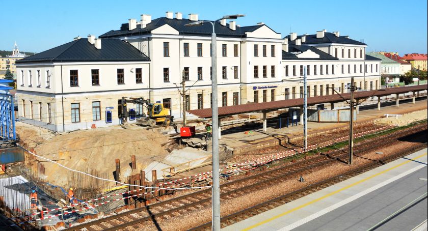 Budowa tunelu pieszo-rowerowego przy dworcu PKP w Skarżysku-Kamiennej idzie pełną parą 