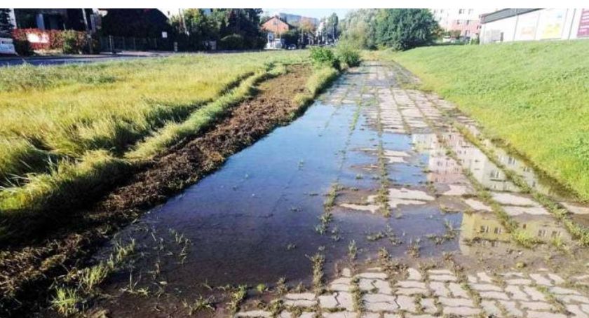 Przy Sokolej w Skarżysku. Woda płynie od kilku miesięcy...