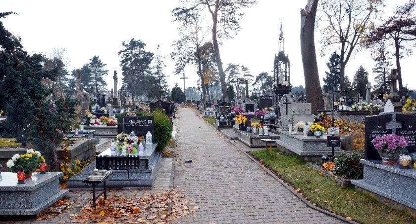 Ważne przed 1 listopada. Ile kosztują prace i opłaty na cmentarzu?