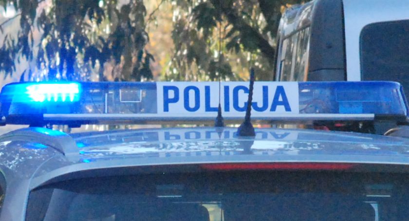 Wypadek. Rowerzysta w opla