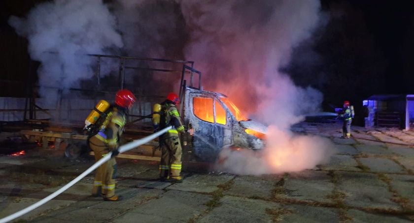  Nocny pożar na ul. Pięknej w Skarżysku-Kam. Dwa pojazdy w ogniu 