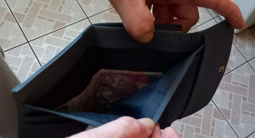 Długi mieszkańców powiatu skarżyskiego. Kto ma więcej? Młodzi czy starsi?