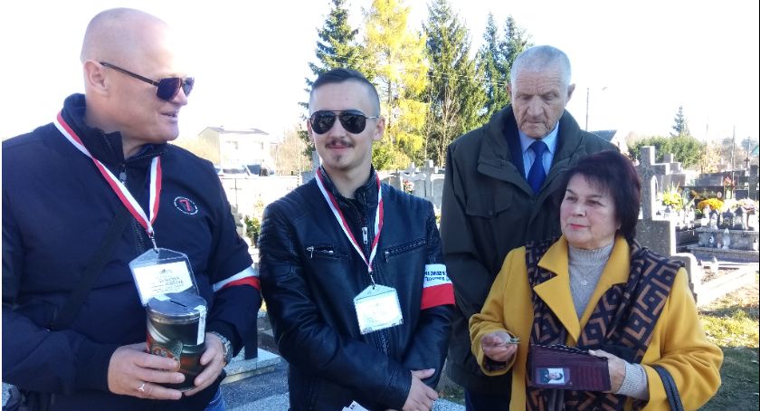 Kwesty na cmentarzach w Skarżysku i Bliżynie.  Zbierano pieniądze na renowację nagrobków 