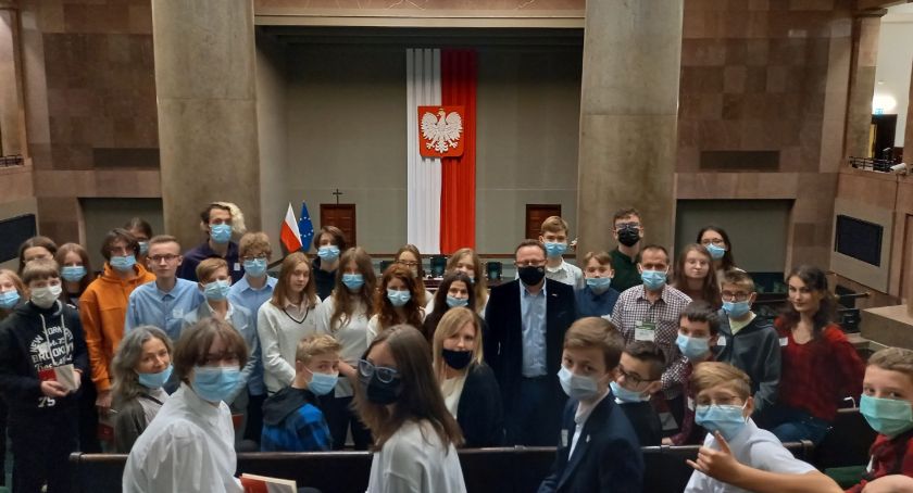 Młodzież w Sejmie z posłem Szejną
