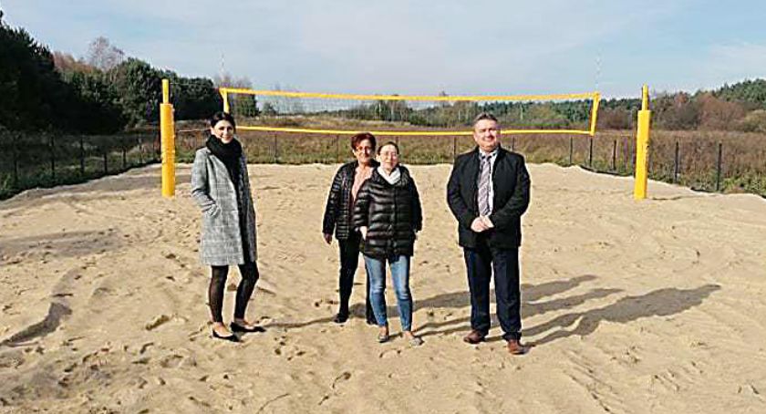 Gm. Skarżysko Kościelne. Boisko do siatkówki i plac zabaw z zasilaniem