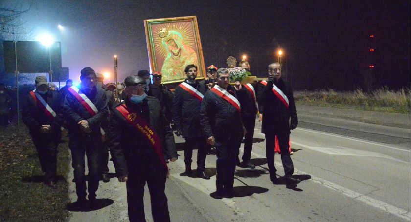 Skarżysko zawierzyło się Matce Bożej. Procesja zawierzenia z relikwiami Prymasa Wyszyńskiego przeszła ulicami miasta 