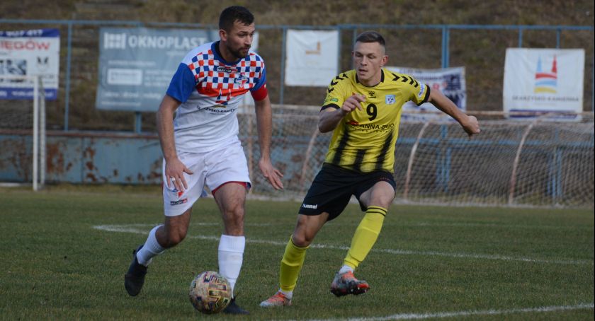 Hummel IV liga: Zwycięstwo rodziło się w bólach. Komplet punktów Granatu na zakończenie rundy jesiennej 