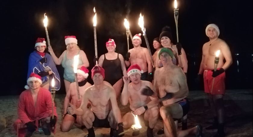 Mikołajkowa nocna kąpiel z pochodniami 