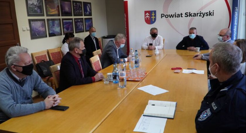 Służby apelują do mieszkańców i pracodawców o przestrzeganie obostrzeń covidowych. 