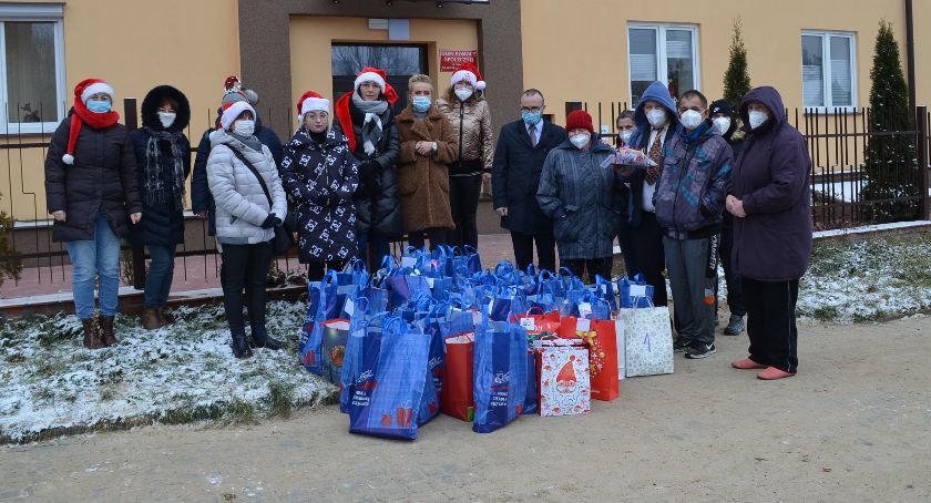 Pensjonariusze DPS ze Skarżyska otrzymali świąteczne paczki 