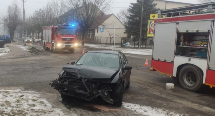 Zderzenie dwóch samochodów w Skarżysku-Kam. Jedna osoba poszkodowana