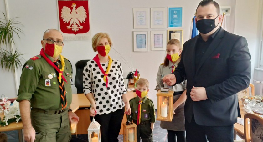 Betlejemskie Światło Pokoju w Urzędzie Miasta