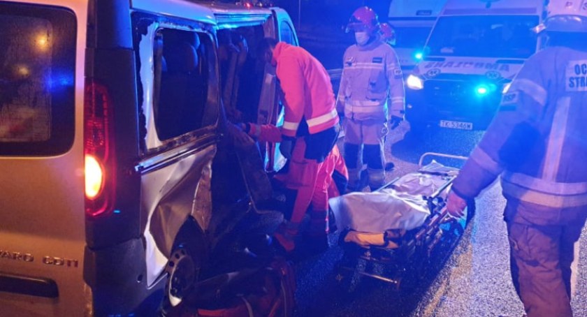 Suchedniów. Opel uderzył w bariery energochłonne. Busem podróżowało osiem osób 