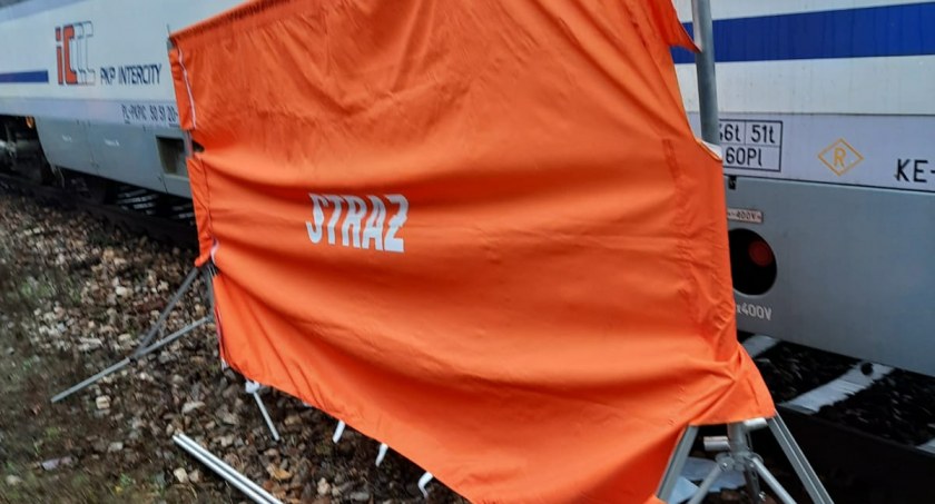 Śmiertelny wypadek na torach. Funkcjonariusze znają personalia ofiary