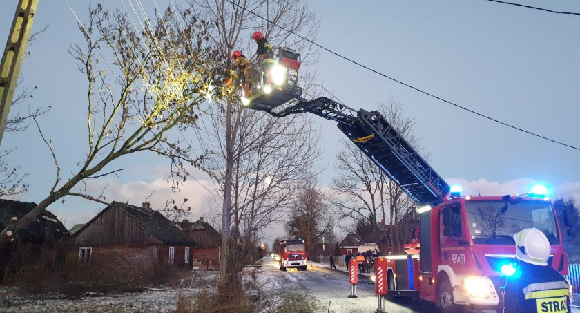 Strażacy oraz energetycy mieli sporo pracy. Zimowy armagedon