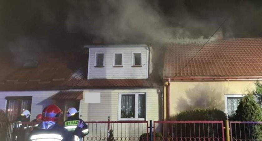 Skarżysko. Pożar poddasza w drewnianym budynku przy ul. 3 Maja 