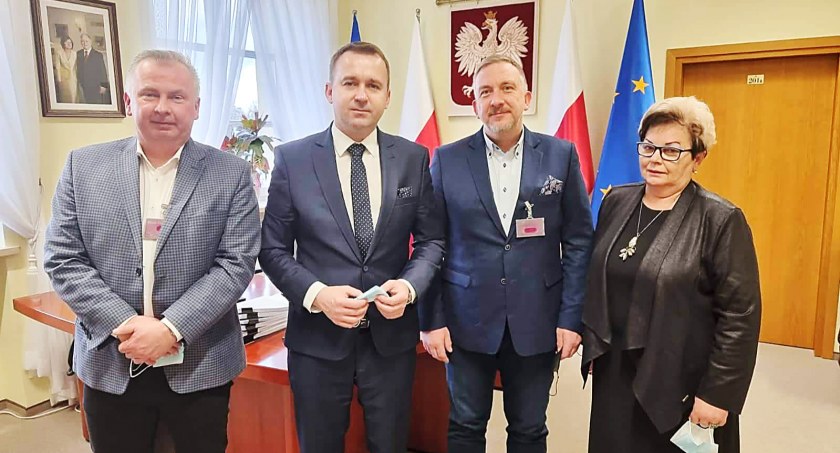 Włodarze Bliżyna i Łącznej w kancelarii premiera. Co tam robili?
