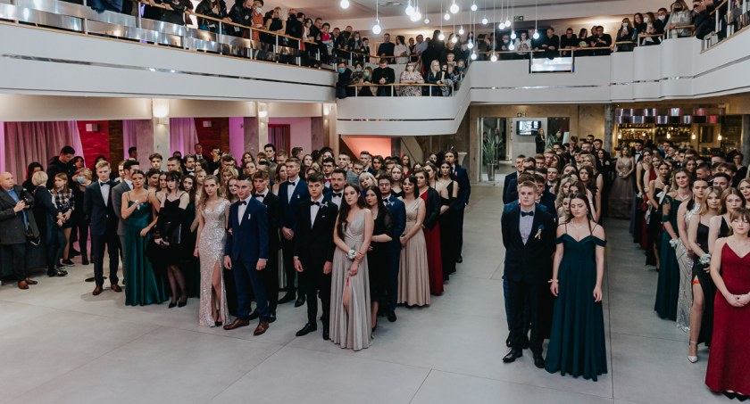 Bal nad bale. Uczniowie I LO im. Juliusza Słowackiego bawili się na studniówce w Hotelu Europa 