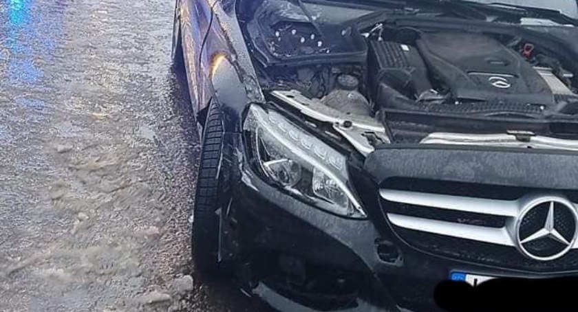 Wypadek na terenie powiatu skarżyskiego. W aucie kobieta z dzieckiem 