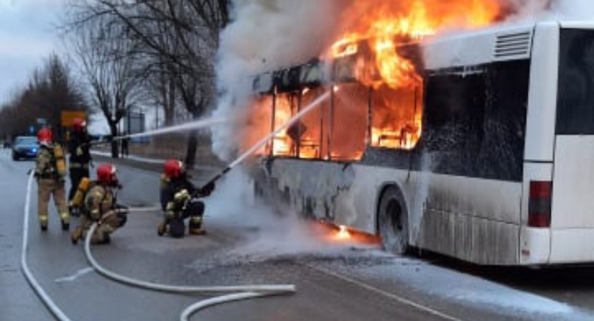 Autobus miejski w płomieniach na ul. Niepodległości w Skarżysku 