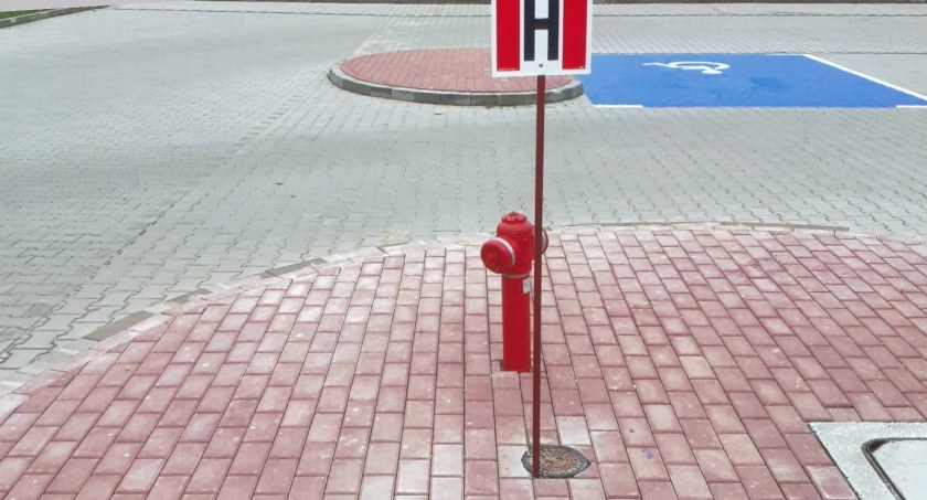 Nieprawidłowe oznaczenia hydrantów na drzewach, ogrodzeniach?