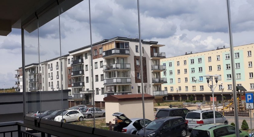 Czym osłonić balkon?