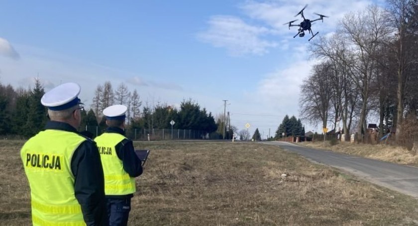 Policjanci z trzech powiatów w akcji. Dron w przestrzeni powietrznej