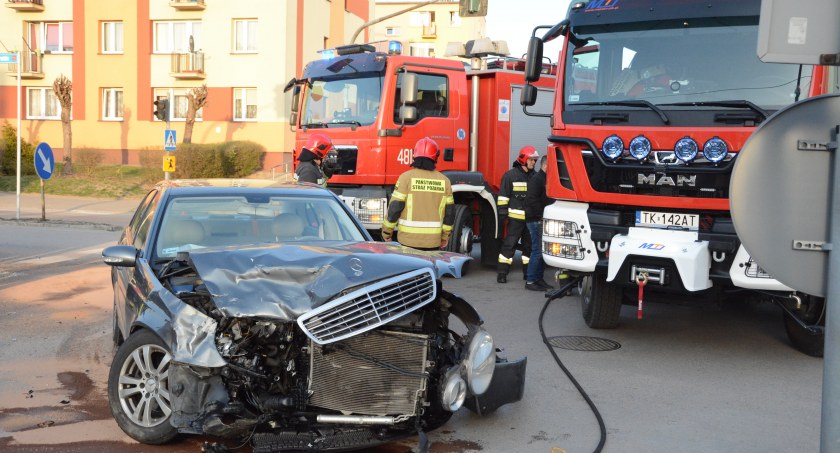 Zderzenie dwóch pojazdów w Skarżysku-Kam. Na miejscu policja, pogotowie i strażacy