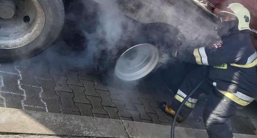 Pożar w miejscowości Górki. Strażackie zastępy w akcji gaśniczej