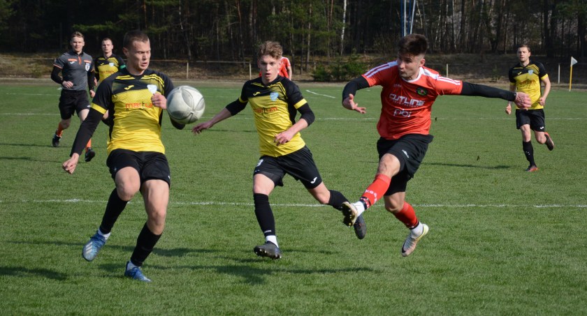 Hummel IV liga. Podział punktów w Suchedniowie 