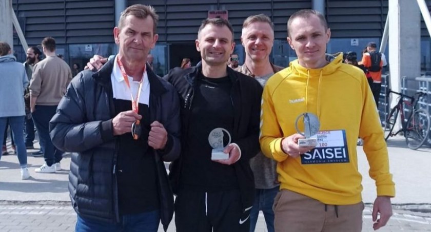 Kamil Czarnecki w łódzkim maratonie. Sportowe sukcesy policjanta z powiatu skarżyskiego