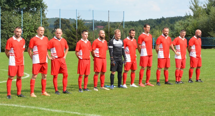 A klasowe derby w Łącznej. Jakim wynikiem zakończyła się potyczka ULKS z rezerwami Orlicza? 