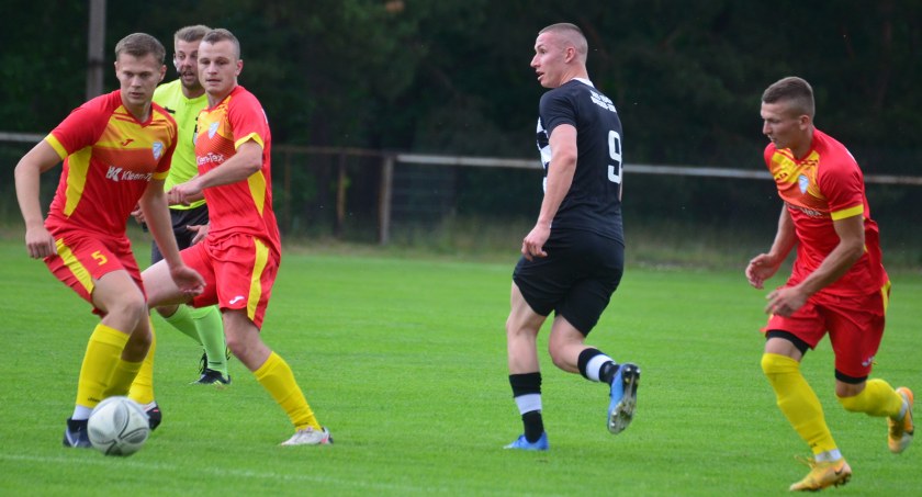 Hummel IV liga. Suchedniowskie Orły zagrały na piątkę 