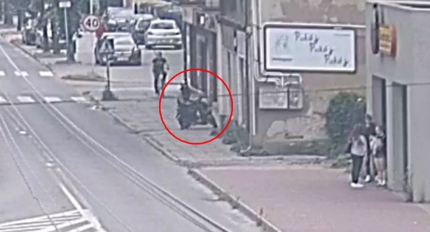 Wartość strat oszacowano na kwotę blisko 950 złotych. Podjechał, zabrał komórkę i uciekł