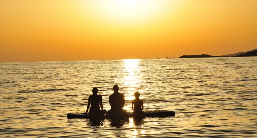 Uprawiane Paddle Board z dziećmi - sposób na letnią zabawę nad jeziorem!
