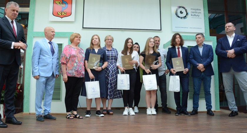 Uczniowie skarżyskich podstawówek otrzymali tytuły  