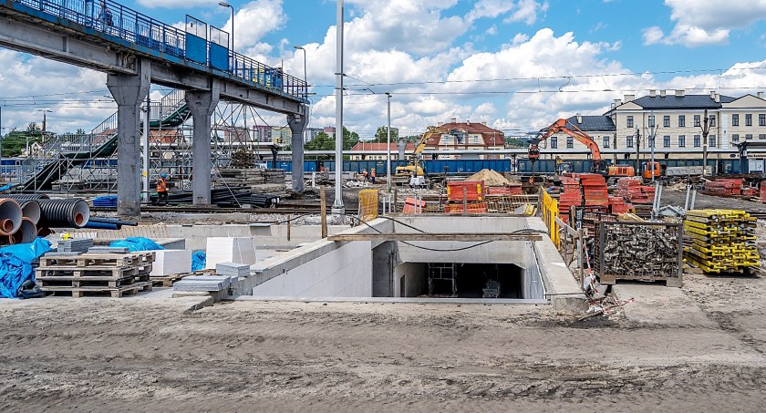 Budowa na dworcu PKP. Widać światło w tunelu