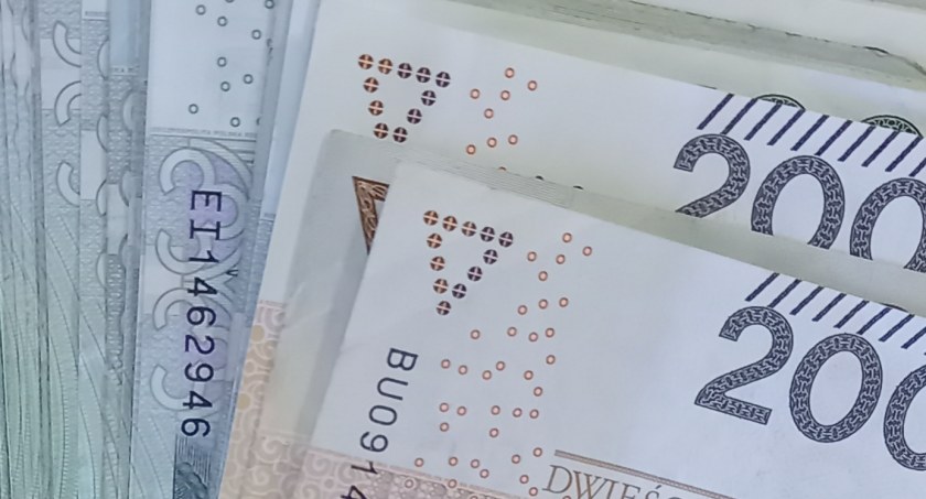 Zaglądamy do kieszeni radnym ze Skarżyska-Kamiennej. Oj, są tam ciekawe informacje...
