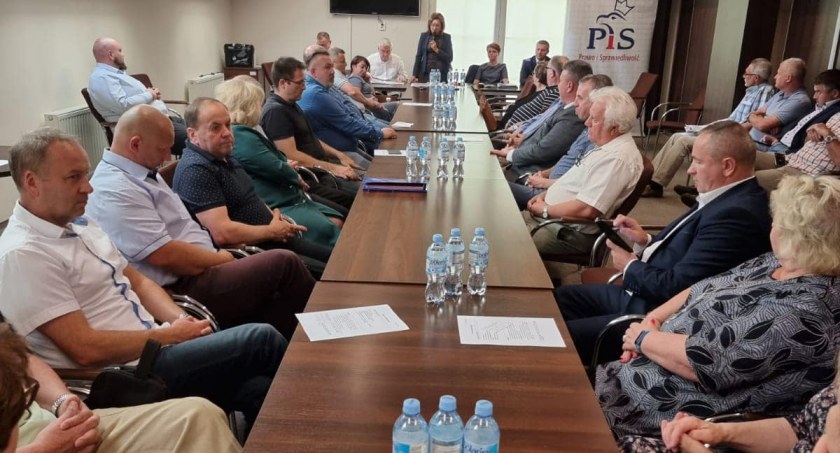 Agata Wojtyszek wśród członków PiS i sympatyków