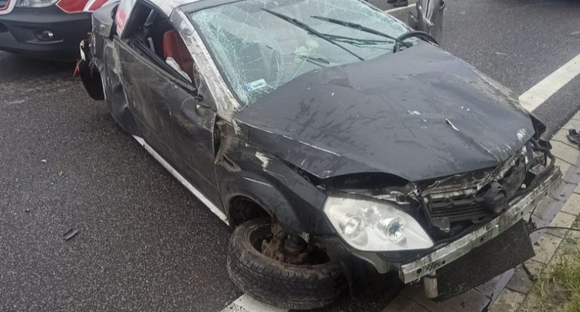 Na krajowej siódemce stracił panowanie nad autem. Co z kierowcą?