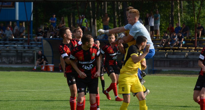 Hummel IV liga. Siedem bramek w Suchedniowie, do kogo trafił komplet punktów? 