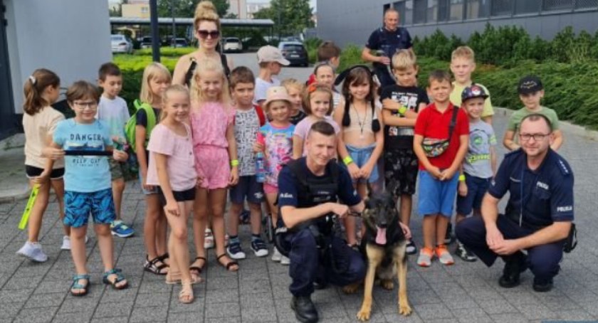Dzieci na policji i wakacyjna wizyta u dzieci