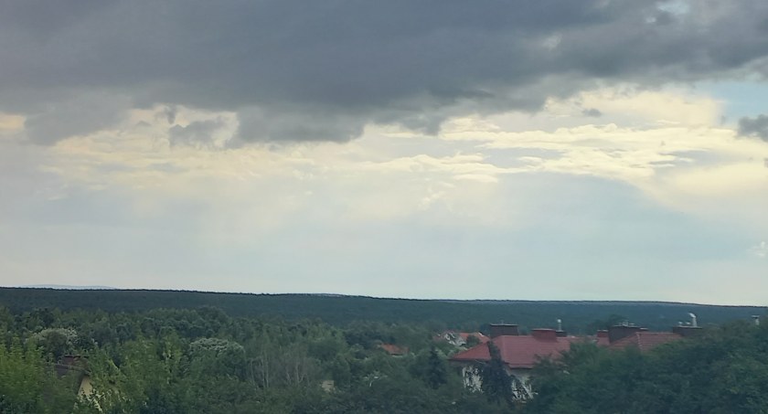 Uwaga! Deszcz, burze i grad w powiecie skarżyskim