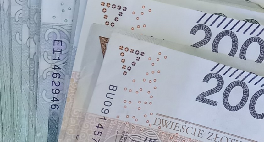 61-latek i 90-latka przekazali oszustowi mnóstwo pieniędzy i biżuterię